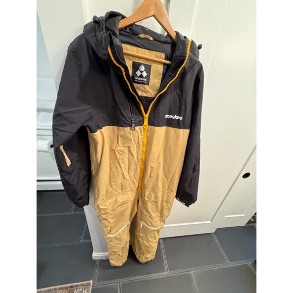 Oneskee Men’s Snow Suit in Sand & Black, Medium (Up to ~5’8″). Lightly used - Picture 3 of 4